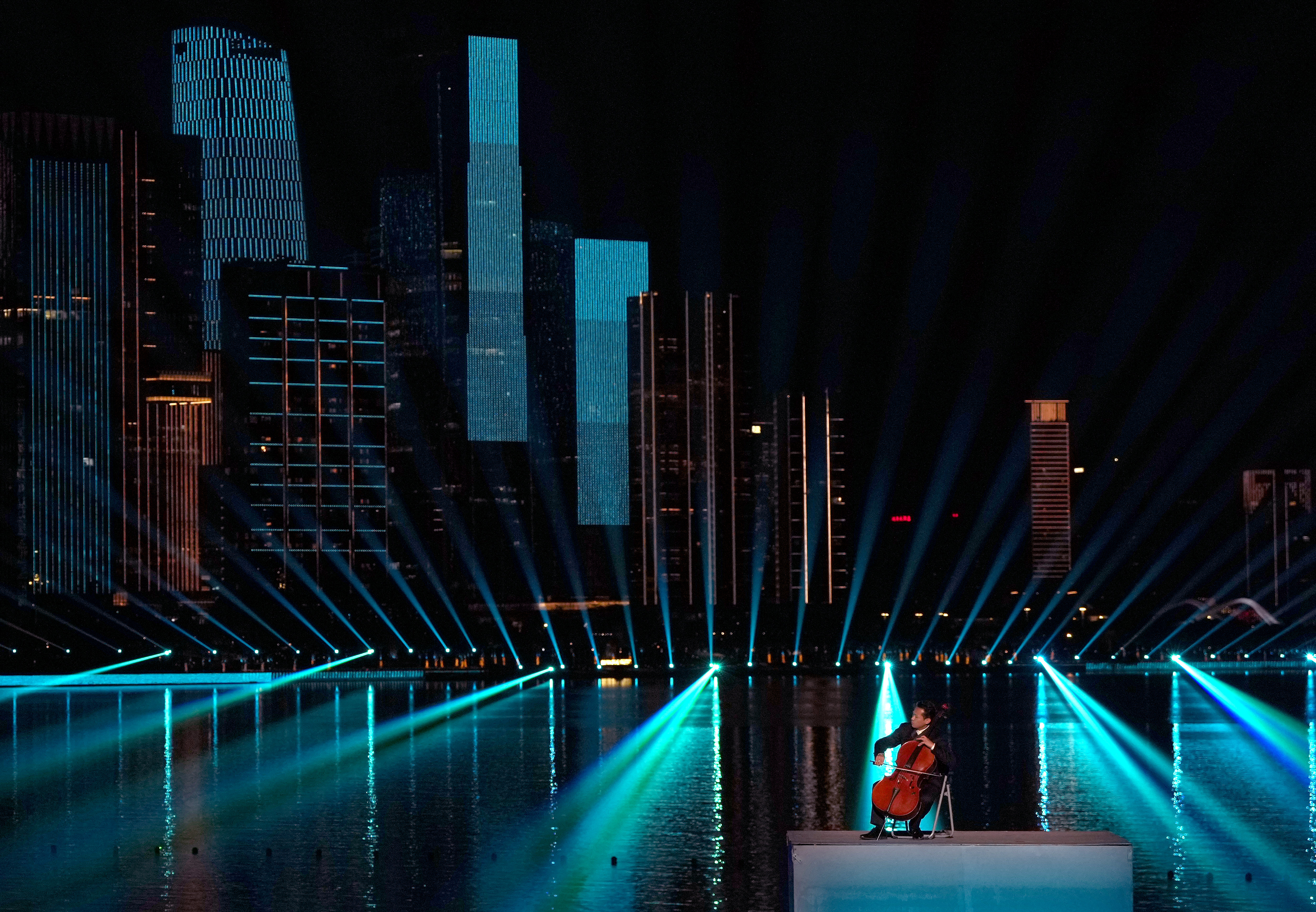 ↑ 演员在闭幕式现场表演。中华人民共和国运动会会旗(左)和第十五届全国运动会会旗。 新华社记者 毛思倩 摄</p><p style=